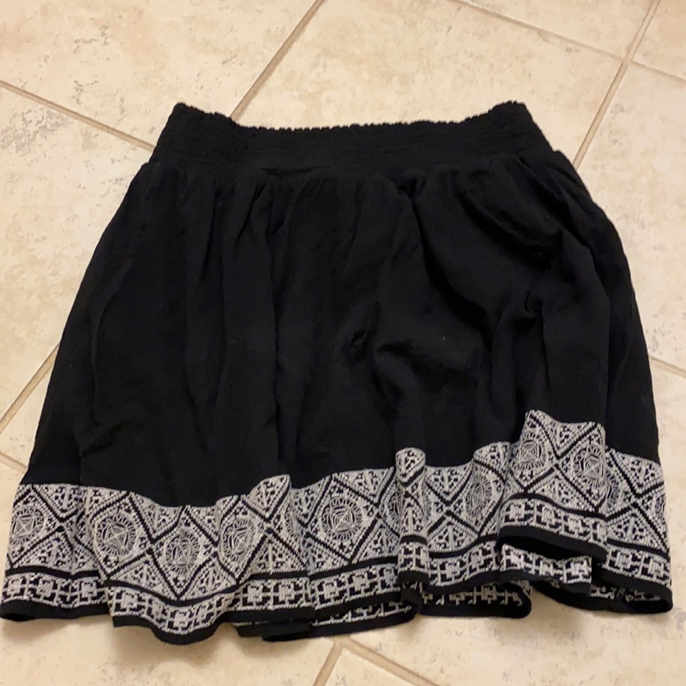 Old Navy Black and White Flowy Skirt Size M